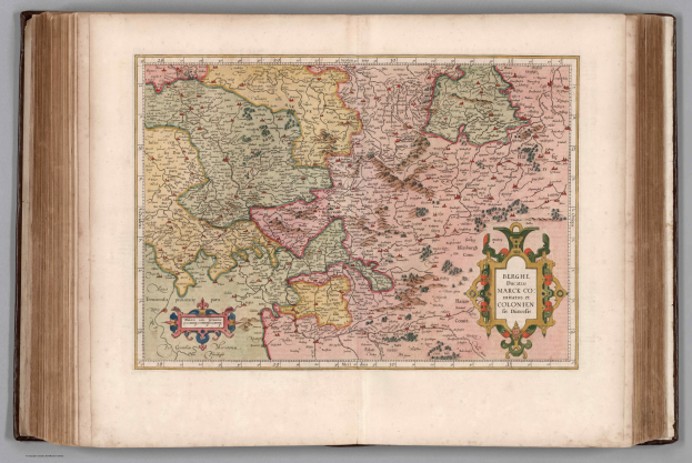 Ein offenes Buch, das eine detaillierte Karte von Deutschland mit ihren verschiedenen Regionen zeigt, begleitet von beschreibendem Text.