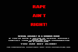 Ein Plakat mit fetter, schwarzer Schrift auf einem weißen Hintergrund, das "Rape Ain't Right: Sexual Assault is a Serious Issue" lautet, eingerahmt von einem schwarzen Rand.