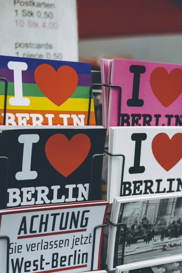 Ein Regal Mit Büchern Und Postern Mit Der Aufschrift "Ich Liebe Berlin" Vor Einem Etwas Unscharfen, Traumhaften Hintergrund.