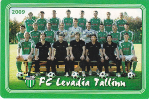 Ein Plakat der FC Levadia Tallinn-Mannschaft mit einer Gruppe von Menschen im Vordergrund, Fußballen auf dem Boden, Bäumen und einem klaren blauen Himmel im Hintergrund und Text mit einem Logo unten.