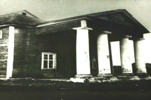 Schwarzes und weißes Foto eines alten Gebäudes mit dem Text "Lutherische Kirche"