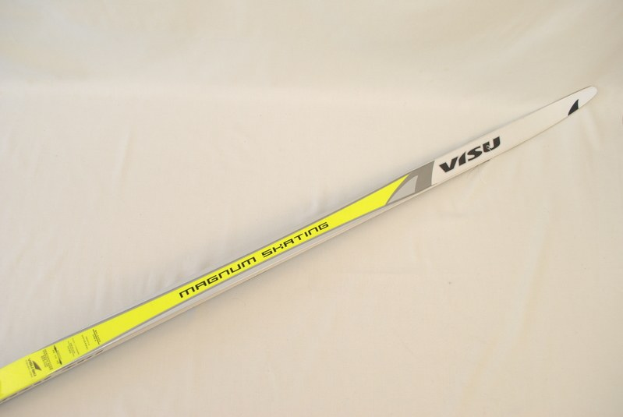 Nahaufnahme eines Skipaares mit Text darauf auf einem weißen Tuch.