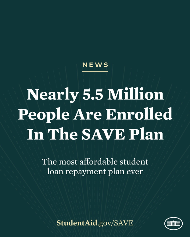 Plakat mit der Aufschrift "Fast 5,5 Millionen Menschen sind in der Sparpläne enrolled", betont die erschwinglichkeit des student loan repayment plan.