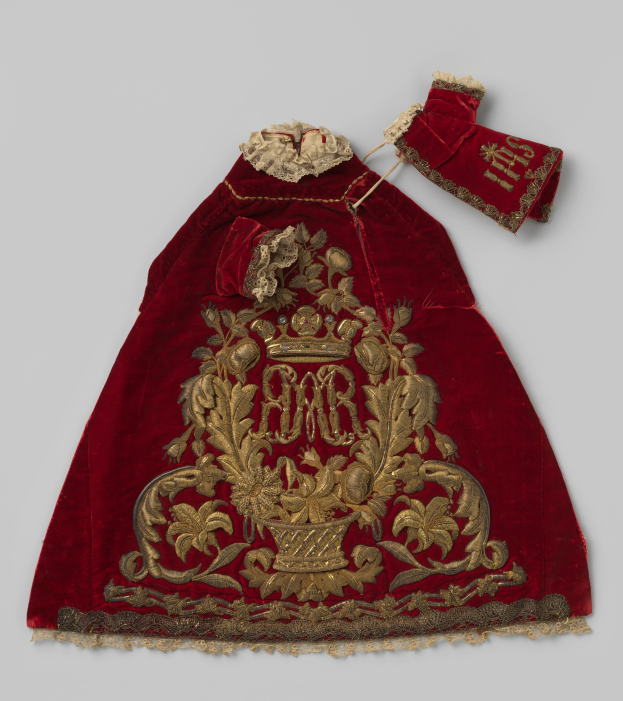 Rotes Samtgewand mit goldener Stickerei und einer Krone, vor einem weißen Hintergrund präsentiert, das detailreiche königliche Designs zeigt.