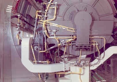 Großes industrielles Accelerator-Gerät mit mehreren angeschlossenen Komponenten und Verdrahtung in einem Gebäude.