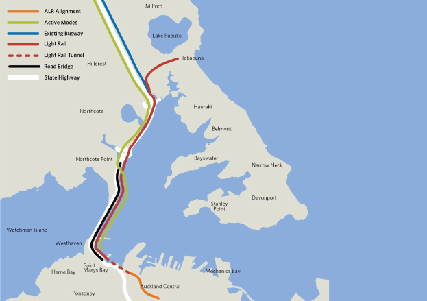 Detailierte Stadtkarte mit einer geplanten Bahnroute, die mit einer roten Linie markiert ist, einschließlich Haltestellen und der umliegenden Gegend mit Textbeschriftungen für Städte und Entfernungen.