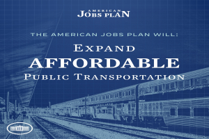 Plakat mit einer Bahn auf einem Gleis mit mehreren Menschen in der Nähe, das "The American Jobs Plan Will Expand Affordable Public Transportation" bewirbt.