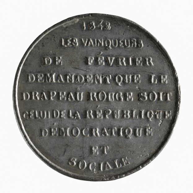 Silberne Medaille mit der Inschrift "Demokratische und Soziale" vor einem weißen Hintergrund.