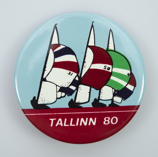 Lettischer MEP Kols überreichte Kaja Kallas ein Aufkleber mit einem "Baltic Chihuahua" vor dem Hintergrund der Flaggen der baltischen Länder