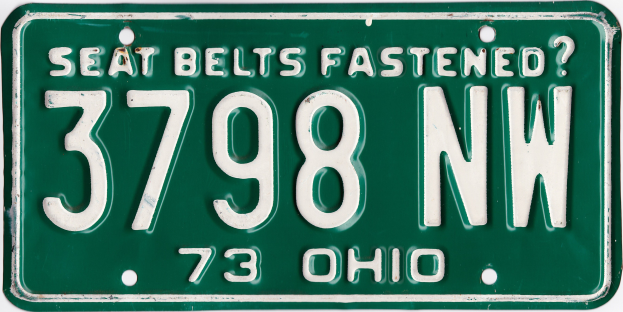 Grüner Ohio-Kennzeichen mit weißem Text "Sicherheitsgurte angelegt?" auf einem weißen Hintergrund.
