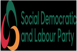 Weißer Hintergrund mit zentrierter fetter schwarzer Schrift "Sozialdemokratische Partei Deutschlands" in einem dünnen schwarzen Rahmen, in einer modernen professionellen Schriftart.