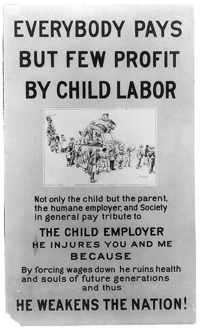 Schwarzes und weißes Plakat mit dem Text "Jeder zahlt, aber wenige profitieren von Kinderarbeit" zeigt eine Gruppe von Menschen, die gegen Kinderarbeit in den USA protestieren.