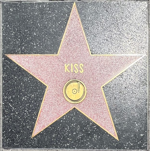 Star auf dem Hollywood Walk of Fame mit dem Wort 'Kiss' beschriftet.