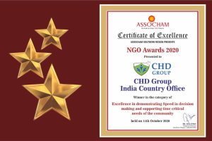 Auszeichnung für die Ngo Awards 2020 mit drei Sternen links, Text "Chd Group India Country Office" rechts und einem Schild-Logo mit einem zentralen Stern und einem Lorbeerkranz.