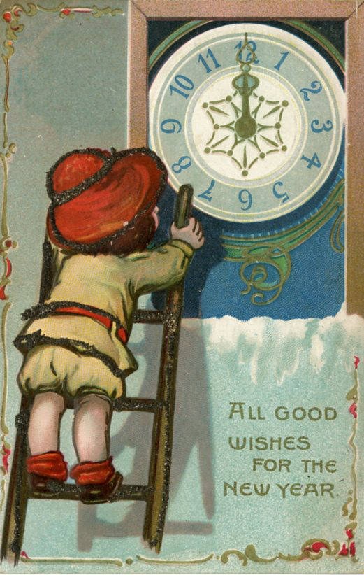 Eine nostalgische Weihnachtskarte mit einem fr├Âhlichen Jungen in festlicher Kleidung auf einer Leiter, der auf eine tickende Uhr schaut, mit der Aufschrift "Alles Gute zum neuen Jahr."