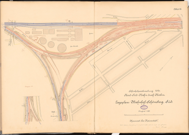 Offenes Buch mit detaillierter Stadtkarte mit beschrifteten Straßen, Autobahnen, Gebäuden und Sehenswürdigkeiten.