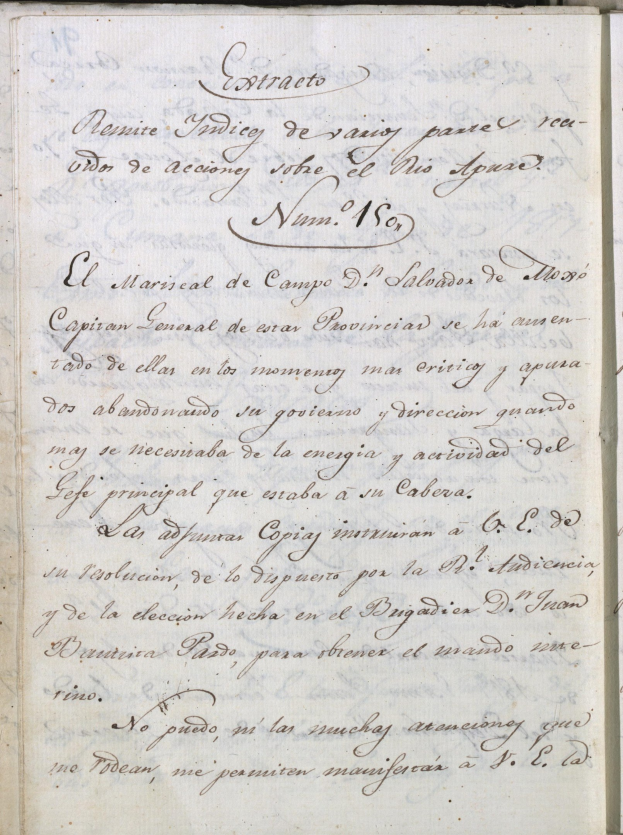 Ein offenes, altes Buch mit gelblichen Seiten und sauberer Handschrift, wahrscheinlich ein Vertrag, der auf seinen offenen Seiten angezeigt wird.