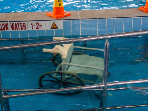 Schwimm-Meister fordern Bronze-Vorgabe f"ur unter 16-J"ahrige in Öffentlichen Schwimmb"adern