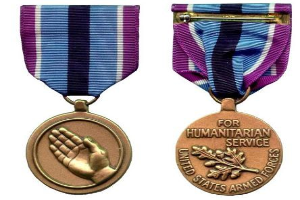 Zwei Medaillen mit lila und blauen Bändern, mit Text verziert, wahrscheinlich für humanitäre Dienste verliehen.