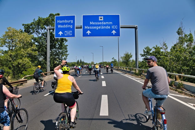 Fahrradboten bringen Friedensgrüße nach Osnabrück