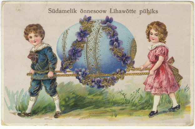 Zwei Kinder, ein Junge und ein Mädchen, stehen nebeneinander und halten Ostereier in einer grünen Wiese und einem blauen Himmel.