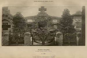 Altes Schwarz-Weiß-Foto eines Friedhofs in Berlin, Deutschland, mit einem Tor, einer Wand, Bäumen und einem Gebäude im Hintergrund mit Text unten, der lautet: "Grammalskunst, Berlin-Steglitz, Architekt, Bruue Morning in Berlin".