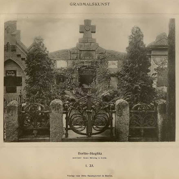 Altes Schwarz-Weiß-Foto eines Friedhofs in Berlin, Deutschland, mit einem Tor, einer Wand, Bäumen und einem Gebäude im Hintergrund mit Text unten, der lautet: "Grammalskunst, Berlin-Steglitz, Architekt, Bruue Morning in Berlin".