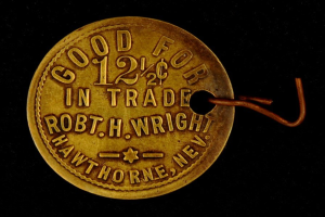Goldmünze mit der Aufschrift "Gut für 12% im Handel" an einem Haken