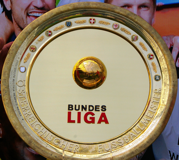 Kölns Cheftrainer lacht mit Journalisten über Team-Leitungsrat-Abstimmung
