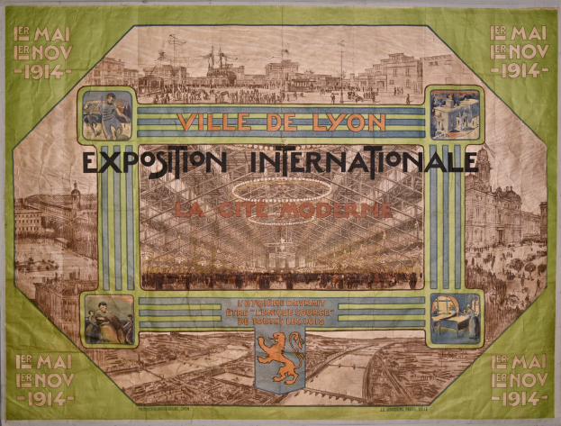 Ein Vintage-Plakat an einer Gebäudewand, das eine farbenfrohe, detaillierte Stadtansicht mit lächelnden Menschen, Gebäuden und klassischem Text zeigt.