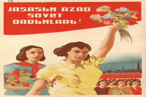 Sowjetisches Propagandaplakat zum Frauentag, das eine Frau mit Blumen zeigt, umgeben von Menschen und einem Gebäude, mit der Aufschrift 'Frauentag'.