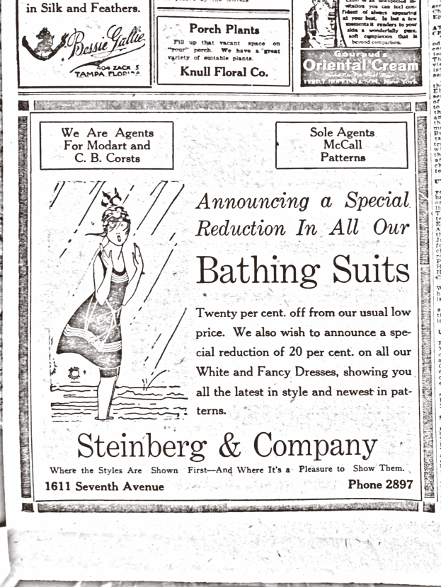 Eine Frau in einem weißen Rollkragenpullover mit langen Ärmeln und einem Dutt, die in der Mitte einer Steinberg & Company-Badeanzugwerbung steht und von Text umgeben ist.