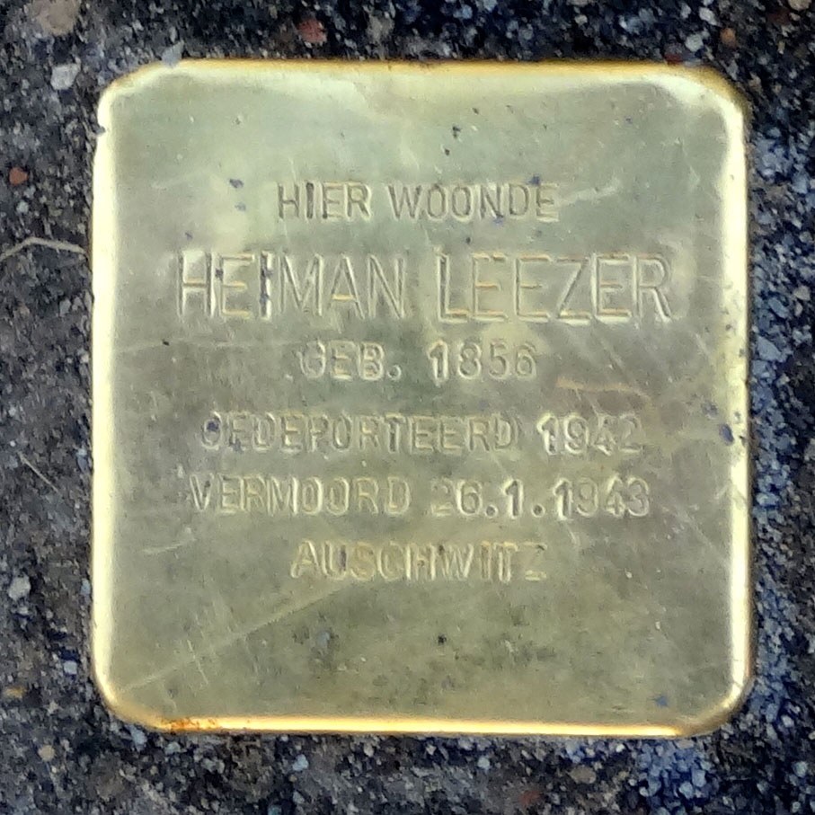 Messingtafel am Boden mit der Inschrift "Hier Wohnte Heiman Leezer"