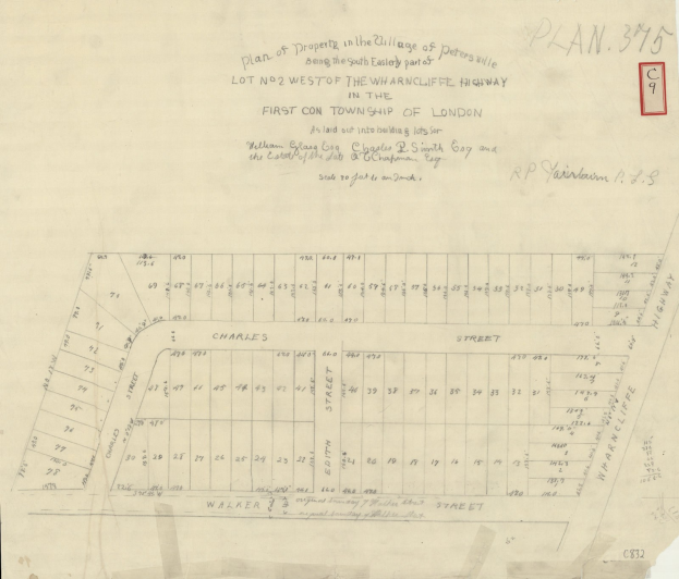 Eine von Hand gezeichnete Karte auf Papier, die Straßen, Gebäude, Parks und Sehenswürdigkeiten der Stadt zeigt.