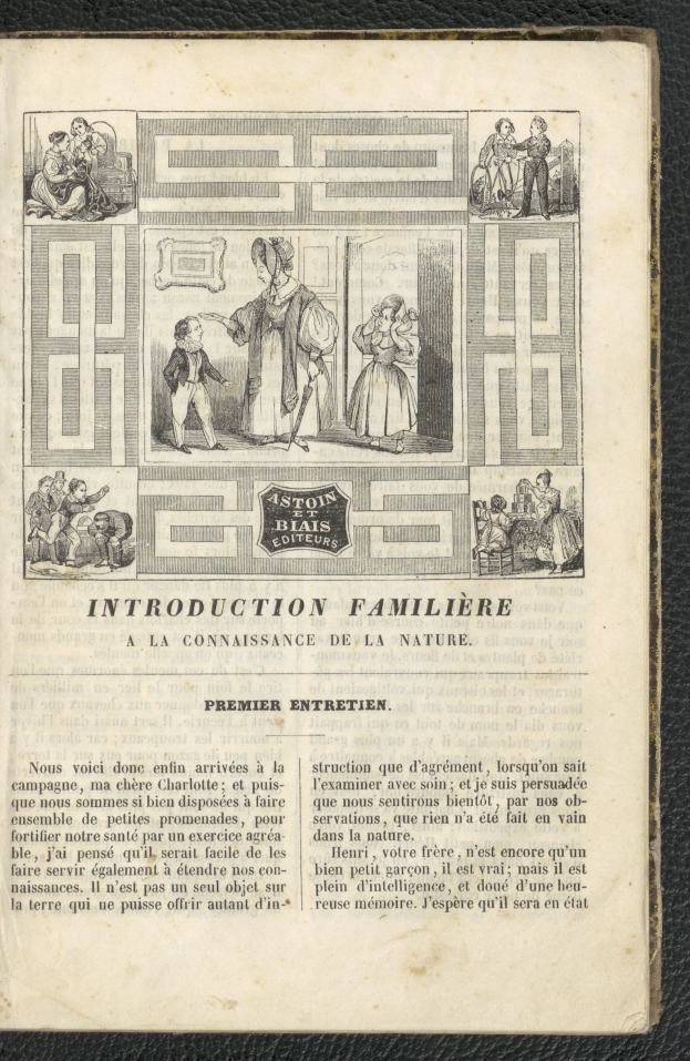 Ein aufgeschlagenes Buch auf schwarzem Untergrund mit einer Zeichnung einer Familie und Text, das die Familie vorstellt.