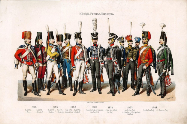 Eine Gruppe von Männern in 1836 deutschen Infanterieuniformen, die in einer Reihe stehen und Hüte tragen sowie Gegenstände halten, mit dem Text '1836 Deutsche Infanterie' unten.