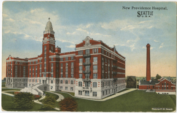 Postkarte des Neuen Providence-Krankenhauses in Seattle, Washington, das ein großes Gebäude mit Fenstern, Treppen mit Geländern, Bäume, Gras und einen bewölkten Himmel zeigt.