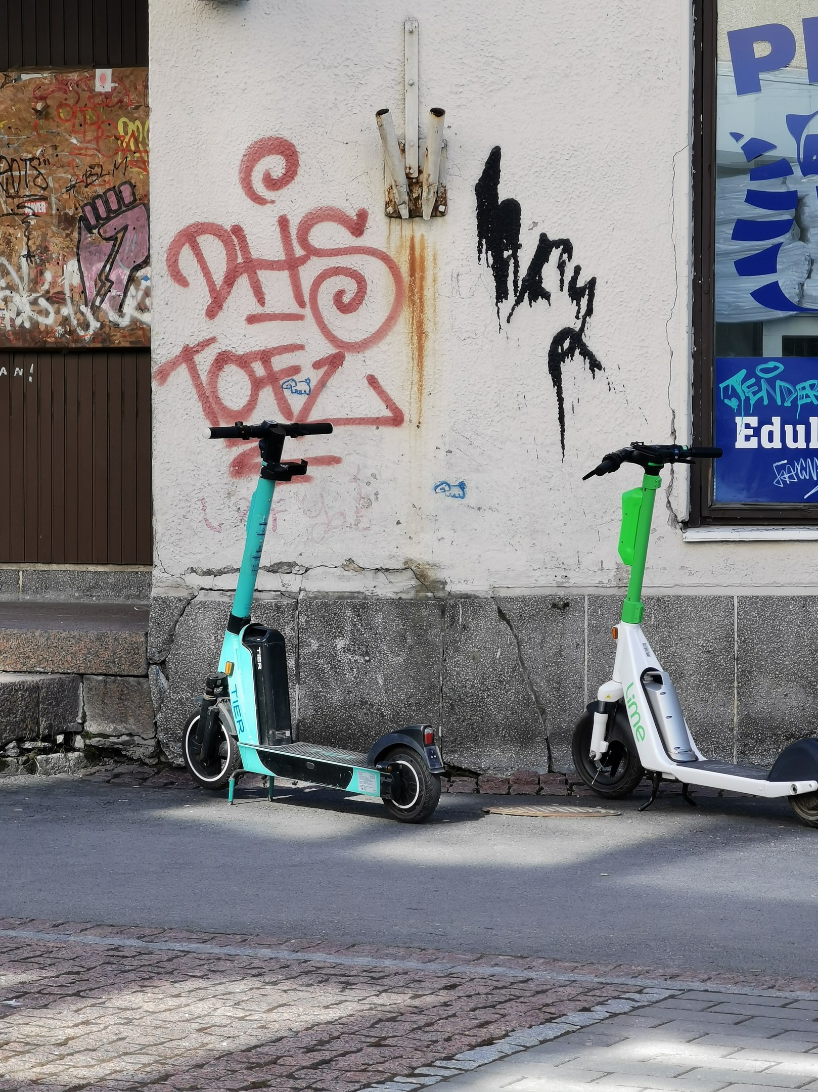 GER-D: Verkehrsunfall in Oberbilk - E-Scooter-Fahrer knallt gegen Wand - Zwei Verletzte - Verdacht auf Alkoholeinfluss