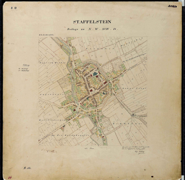 Detaillierte alte Karte von Staffelstein, Deutschland auf schwarzem Hintergrund, die Straßen, Gebäude und Sehenswürdigkeiten zeigt.