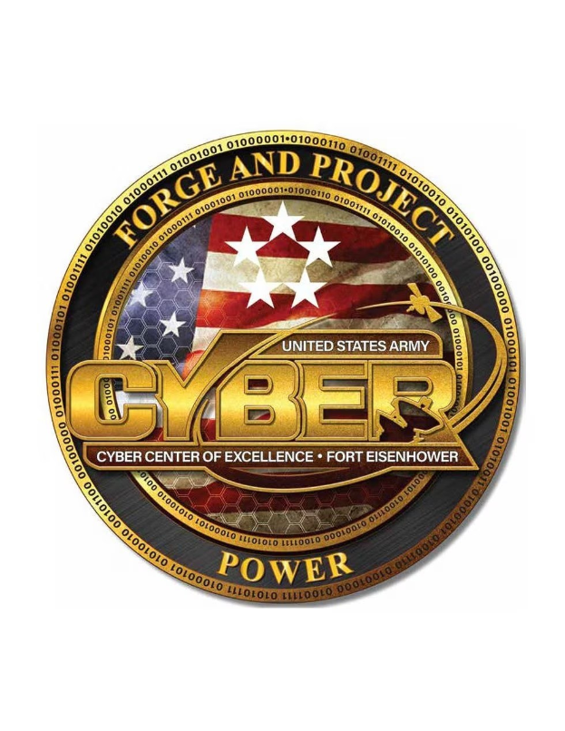 Logo der United States Army Cyber Center of Excellence, Fort Eisenhower, mit einem blauen Kreis mit einem weißen Stern, einem weißen Rand und der Schrift "Forge and Project Cyber Power" in fetter schwarzer Schrift.