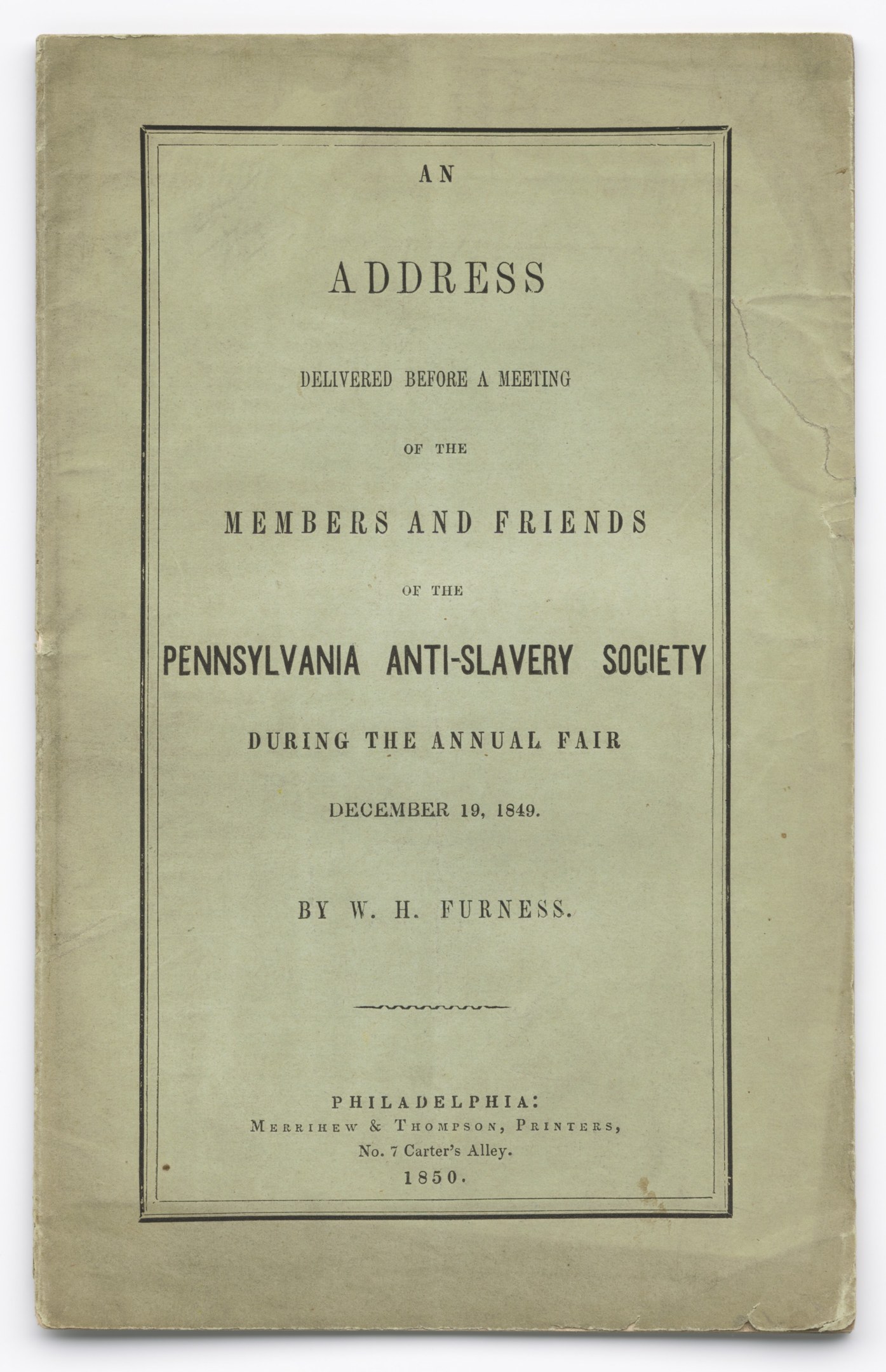 Ein offenes Buch mit dem Titel "Eine Ansprache gehalten vor einer Versammlung der Mitglieder und Freunde der Pennsylvania Anti-Slavery Society während der jährlichen Messe", das eine Seite mit schwarzer Tinte zeigt.