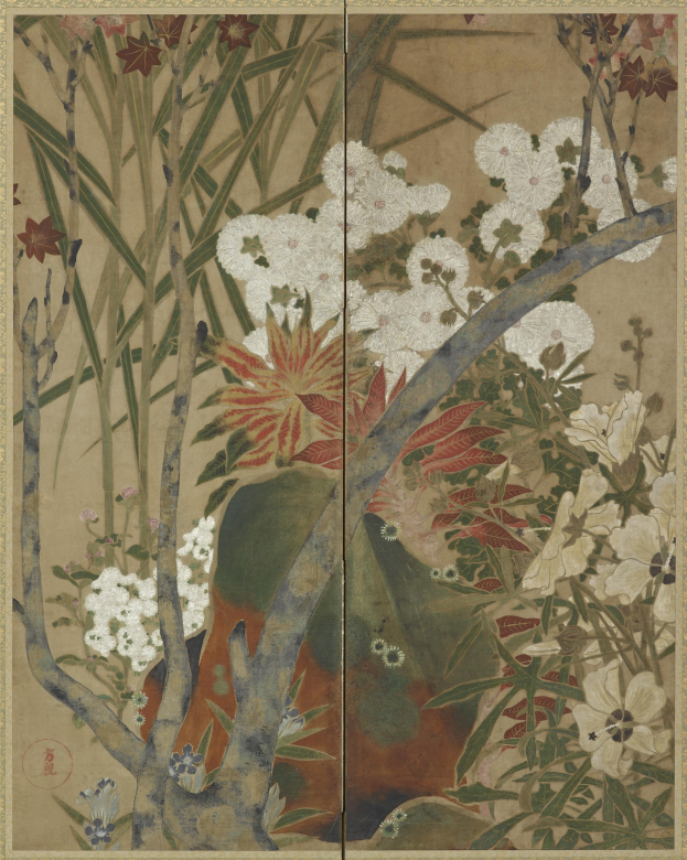 Ein japanischer Bildschirm mit einer leuchtenden Blumen- und Pflanzenmalerei in detaillierter Ausführung, vor einer üppigen Landschaft.