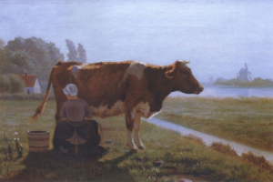 Eine Frau melkt eine Kuh auf einer grünen Wiese, mit einem Haus, einer Windmühle und einem Gewässer im Hintergrund unter einem blauen Himmel.