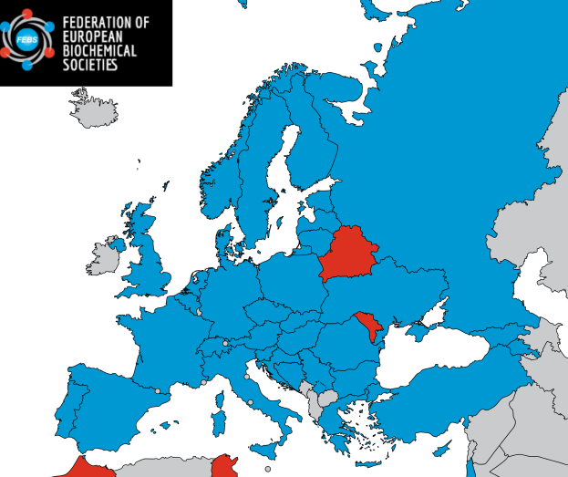 Eine Europakarte mit der hervorgehobenen Europäischen Union in Blau und Rot, um den Prozentsatz der Bevölkerung in jedem Land anzuzeigen, mit dem Logo des Bundesverbandes Europäischer Biochemischer Gesellschaften oben links.