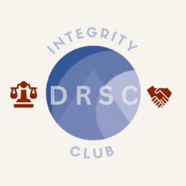 Logo des Integrity Club mit einem blauen Kreis mit weißer Schrift, einer Waage auf der linken Seite und zwei verschränkten Händen auf der rechten Seite.