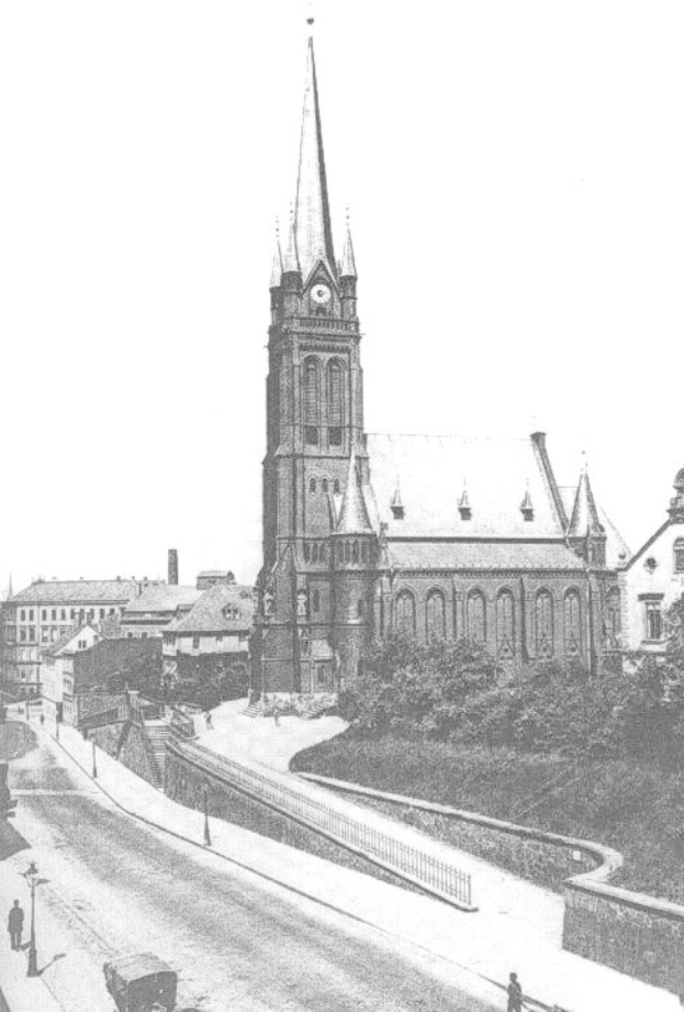 Schwarzes und weißes Foto einer Stadtstraße mit St. Peter's Church im Hintergrund in Wiesbaden, Deutschland
